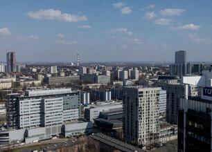 Panorama Śląska z widocznymi budynkami i przemysłowym dymem. (wygenerowano przez AI)