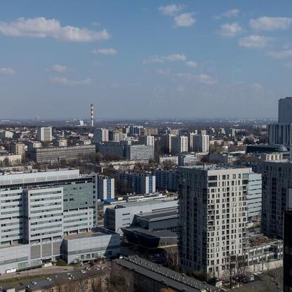 Panorama Śląska z widocznymi budynkami i przemysłowym dymem. (wygenerowano przez AI)
