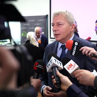 Marszałek Wojciech Saługa w rozmowie z dziennikarzami o Velostradzie w Sosnowcu. (wygenerowano przez AI)