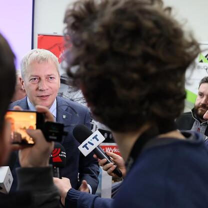 Wojciech Saługa, Marszałek Województwa Śląskiego, przemawia na konferencji prasowej o Velostradzie w Sosnowcu. (wygenerowano przez AI)
