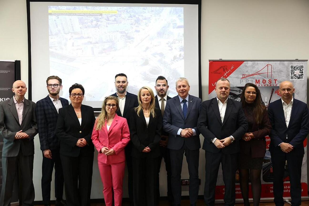 Wojciech Saługa, Marszałek Województwa Śląskiego, podczas konferencji prasowej o budowie Sosnowieckiej Velostrady. (wygenerowano przez AI)