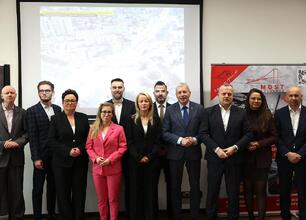 Wojciech Saługa, Marszałek Województwa Śląskiego, podczas konferencji prasowej o budowie Sosnowieckiej Velostrady. (wygenerowano przez AI)