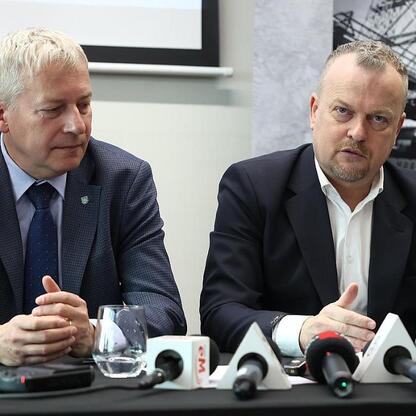 Wojciech Saługa, Marszałek Województwa Śląskiego, podczas konferencji prasowej o projekcie Velostrady w Sosnowcu. (wygenerowano przez AI)