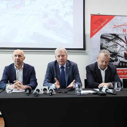 Wojciech Saługa, Marszałek Województwa Śląskiego, prowadzi spotkanie z prasą o projekcie Velostrady w Sosnowcu. (wygenerowano przez AI)