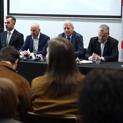 Wojciech Saługa, Marszałek Województwa Śląskiego, prowadzi konferencję prasową w Sosnowcu, omawiając projekt Velostrady. (wygenerowano przez AI)