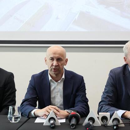 Wojciech Saługa, Marszałek Województwa Śląskiego, prowadzi konferencję prasową o Velostradzie w Sosnowcu. (wygenerowano przez AI)