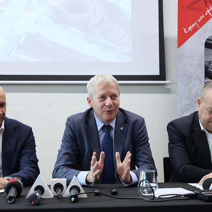 Wojciech Saługa, Marszałek Województwa Śląskiego, podczas konferencji prasowej o budowie Sosnowieckiej Velostrady. (wygenerowano przez AI)