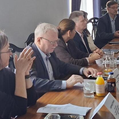 Grupa uczestników wzięła udział w VIII sesji Śląskiej Rady Edukacji, omawiając badania dotyczące zdrowia psychicznego młodzieży. (wygenerowano przez AI)