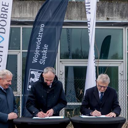Wojciech Saługa, Marszałek Województwa Śląskiego, podpisuje dokument na ceremonii w Tyskim Hubie Zielonej Gospodarki. (wygenerowano przez AI)