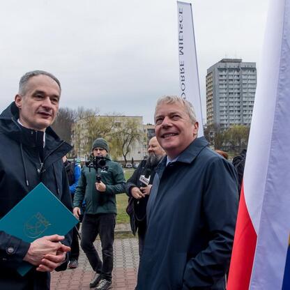 Wojciech Saługa, Marszałek Województwa Śląskiego, wraz z partnerem podczas uroczystości związanych z Tyskim Hubem Zielonej Gospodarki. (wygenerowano przez AI)