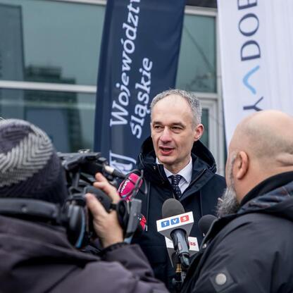 Raportowanie o projekcie Tyskiego Hubu Zielonej Gospodarki, finansowanym przez Województwo Śląskie. (wygenerowano przez AI)