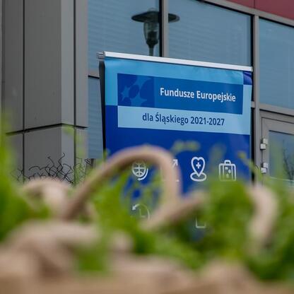 Fundusze Europejskie dla Śląska 2021-2027: informacja o finansowaniu dla Tyskiego Hubu Zielonej Gospodarki. (wygenerowano przez AI)