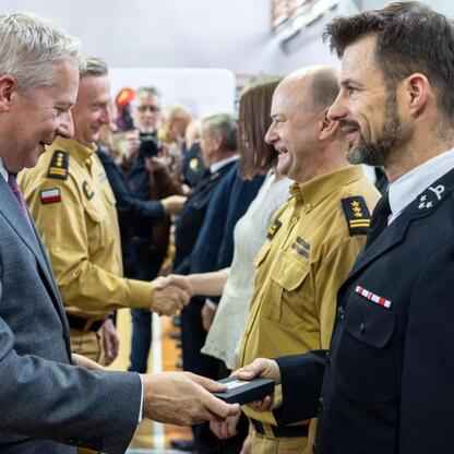 Marszałek Wojciech Saługa prezentuje nowe sprzęty strażackie. (wygenerowano przez AI)