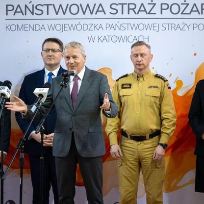 Marszałek Wojciech Saługa i władze województwa Śląskiego na uroczystym przekazaniu nowych wozów strażackich. (wygenerowano przez AI)