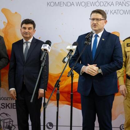 Wojciech Saługa, Marszałek Województwa, przekazuje nowe wozów strażackich w Katowicach. (wygenerowano przez AI)