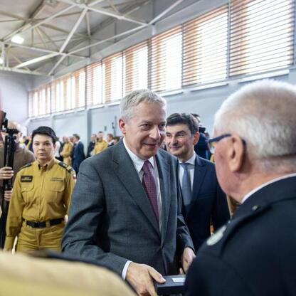 Wojciech Saługa, Marszałek Województwa Śląskiego, podczas ceremonii przekazania nowych wozów strażackich. (wygenerowano przez AI)