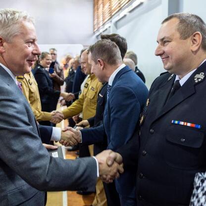 Wojciech Saługa, Marszałek Województwa Śląskiego, uczestniczy w ceremonii przekazania nowych samochodów ratowniczo-gaśniczych w Katowicach. (wygenerowano przez AI)
