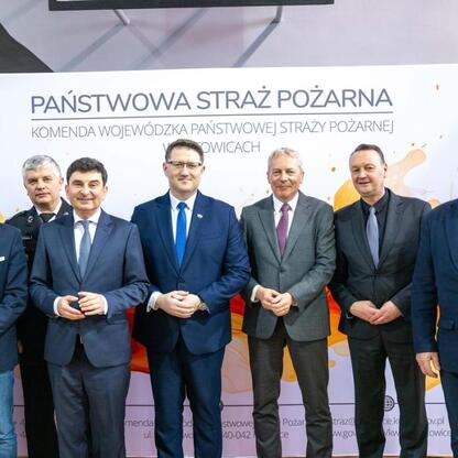 Marszałek Wojciech Saługa i uczestnicy uroczystości przekazania nowych wozów strażackich OSP w Katowicach. (wygenerowano przez AI)