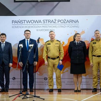Wojciech Saługa, Marszałek Województwa Śląskiego, przekazuje nowe wozów strażackich ochotniczym strażom pożarnym w Katowicach. (wygenerowano przez AI)