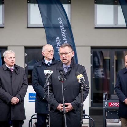 Wicemarszałek Leszek Pietraszek i Marszałek Wojciech Saługa na konferencji prasowej dotyczącej przekazania sprzętu do Ukrainy. (wygenerowano przez AI)