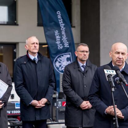 Wicemarszałek Leszek Pietraszek i Marszałek Wojciech Saługa podczas briefingu prasowego w Sosnowcu, prezentując sprzęt dla Ukrainy. (wygenerowano przez AI)