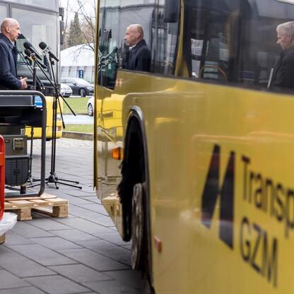 Zbiór sprzętu dla Ukrainy, zgromadzony przez Województwo Śląskie, przekazany w Superauto.pl Stadionie Śląskim. (wygenerowano przez AI)