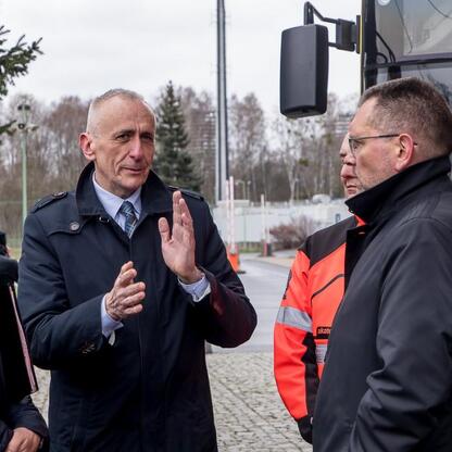 Wicemarszałek Leszek Pietraszek koordynuje pomoc dla Ukrainy, podczas akcji zbiórki sprzętu województwa śląskiego. (wygenerowano przez AI)