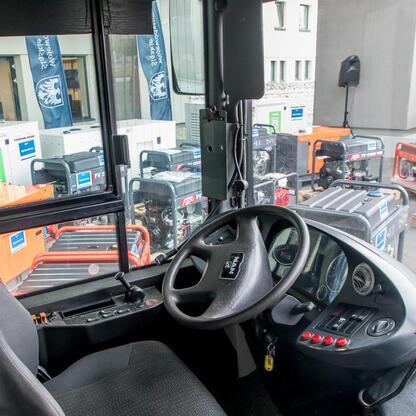 Wnętrze autobusu z generatorem prądotwórczym, dostarczonym do Ukrainy w celu pomocy w konflikcie z Rosją. (wygenerowano przez AI)