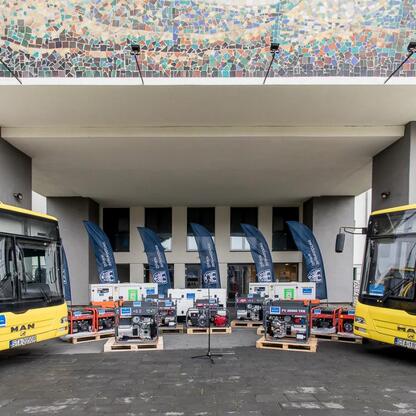 Zbiór sprzętu dla Ukrainy, w tym 18 agregatów i dwa autobusy, przekazany w Katowicach przez Województwo Śląskie. (wygenerowano przez AI)