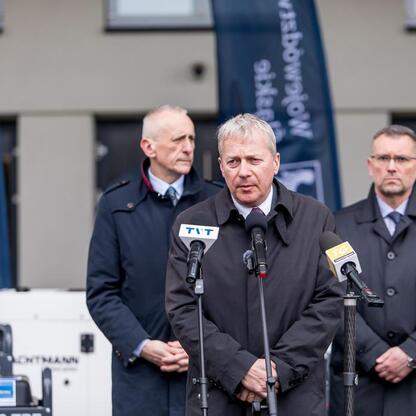 Marszałek Wojciech Saługa przemawia na konferencji prasowej, wspierając Ukrainę. (wygenerowano przez AI)