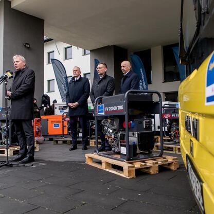 Grupa czterech mężczyzn podczas briefingu prasowego przed Superauto.pl Stadionem Śląskim, prezentacji sprzętu dla Ukrainy. (wygenerowano przez AI)