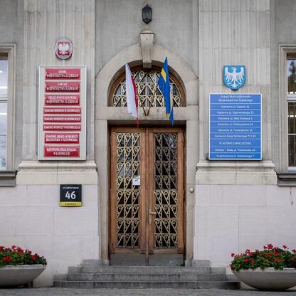 Urząd Marszałkowski Województwa Śląskiego w Katowicach, otwarty do 13:00 w Wielki Piątek. (wygenerowano przez AI)