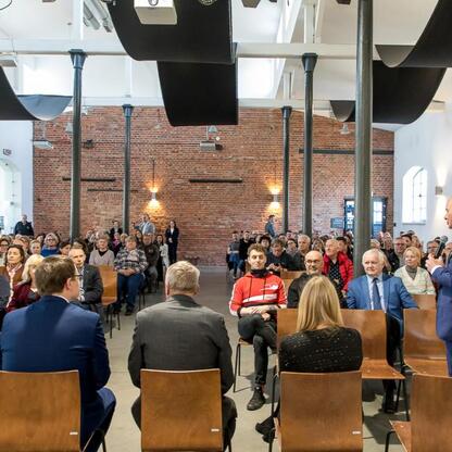 Formalne spotkanie w Muzeum Górnictwa Węglowego w Zabrzu. (wygenerowano przez AI)