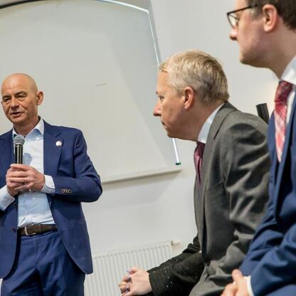 Formalna rozmowa w konferencji o otwarciu Muzeum Górnictwa Węglowego w Zabrzu. (wygenerowano przez AI)