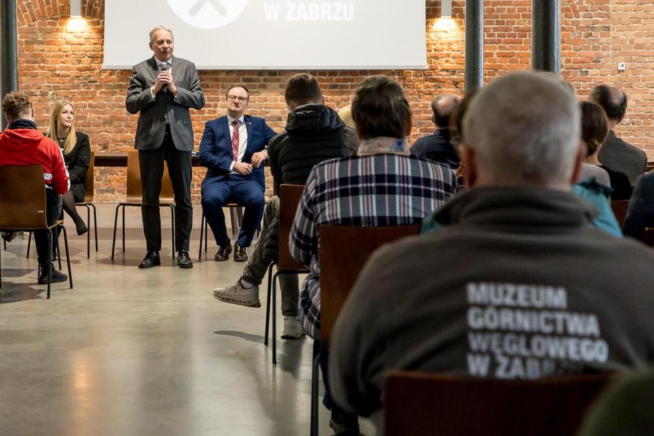Wojciech Saługa, Marszałek Województwa Śląskiego, wraz z dyrektorem muzeum Bartłomiejem Szewczykiem i innymi oficjali uczestniczy w uroczystości otwarcia Muzeum Górnictwa Węglowego w Zabrzu. (wygenerowano przez AI)