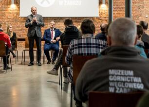 Wojciech Saługa, Marszałek Województwa Śląskiego, wraz z dyrektorem muzeum Bartłomiejem Szewczykiem i innymi oficjali uczestniczy w uroczystości otwarcia Muzeum Górnictwa Węglowego w Zabrzu. (wygenerowano przez AI)