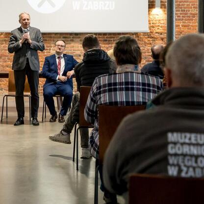 Wojciech Saługa i Joanna Bojczuk uczestniczą w ceremonii otwarcia Muzeum Górnictwa Węglowego w Zabrzu. (wygenerowano przez AI)