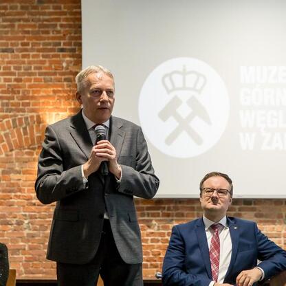 Marszałek Wojciech Saługa przemawia na otwarciu Muzeum Górnictwa Węglowego w Zabrzu. (wygenerowano przez AI)