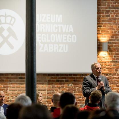 Marszałek Wojciech Saługa przemawia na otwarciu Muzeum Górnictwa Węglowego w Zabrzu. (wygenerowano przez AI)
