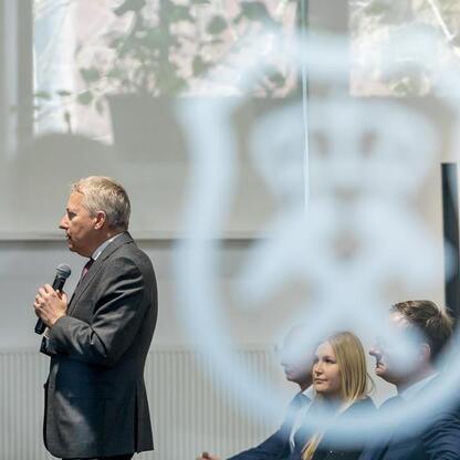 Wernisaż Muzeum Górnictwa Węglowego w Zabrzu, prezentacja przez marszałka Wojciecha Saługi i członka Zarządu Województwa Śląskiego Joanny Bojczuk. (wygenerowano przez AI)