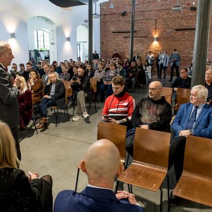 Wojciech Saługa, Marszałek Województwa Śląskiego, przemawia na otwarciu Muzeum Górnictwa Węglowego w Zabrzu. (wygenerowano przez AI)