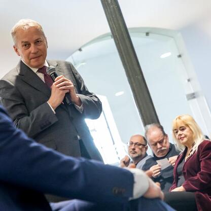 Wojciech Saługa, Marszałek Województwa Śląskiego, przemawia na otwarciu Muzeum Górnictwa Węglowego w Zabrzu. (wygenerowano przez AI)