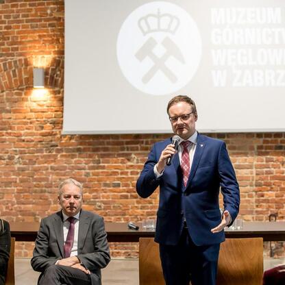 Wojciech Saługa, Marszałek Województwa Śląskiego, przemawia na otwarciu Muzeum Górnictwa Węglowego w Zabrzu. (wygenerowano przez AI)