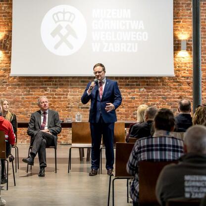 Wojciech Saługa, Marszałek Województwa Śląskiego, przemawia na otwarciu Muzeum Górnictwa Węglowego w Zabrzu. (wygenerowano przez AI)