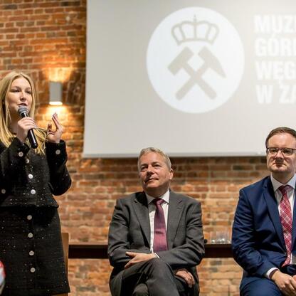Wojciech Saługa, Marszałek Województwa Śląskiego, oraz Joanna Bojczuk, Członkini Zarządu Województwa Śląskiego, uczestniczą w uroczystości otwarcia Muzeum Górnictwa Węglowego w Zabrzu. (wygenerowano przez AI)