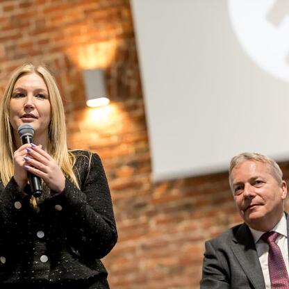 Wojciech Saługa, Marszałek Województwa Śląskiego, przemawia podczas ceremonii otwarcia Muzeum Górnictwa Węglowego w Zabrzu. (wygenerowano przez AI)