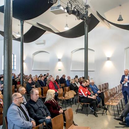 Formalne otwarcie Muzeum Górnictwa Węglowego w Zabrzu, zgromadzeni w eleganckim, przestronnym pomieszczeniu. (wygenerowano przez AI)