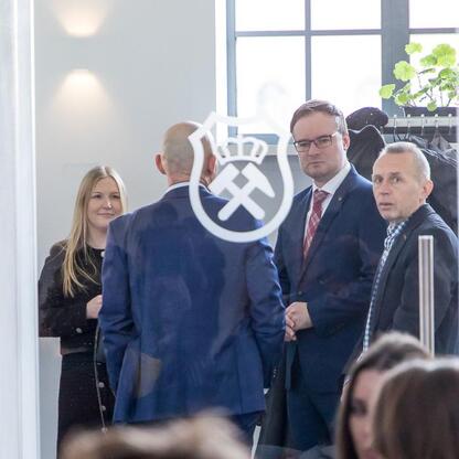 Zwiedzanie Muzeum Górnictwa Węglowego w Zabrzu, otwarte 1 kwietnia, z udziałem marszałka Wojciecha Saługi i członka Zarządu Województwa Śląskiego, Joanna Bojczuk. (wygenerowano przez AI)