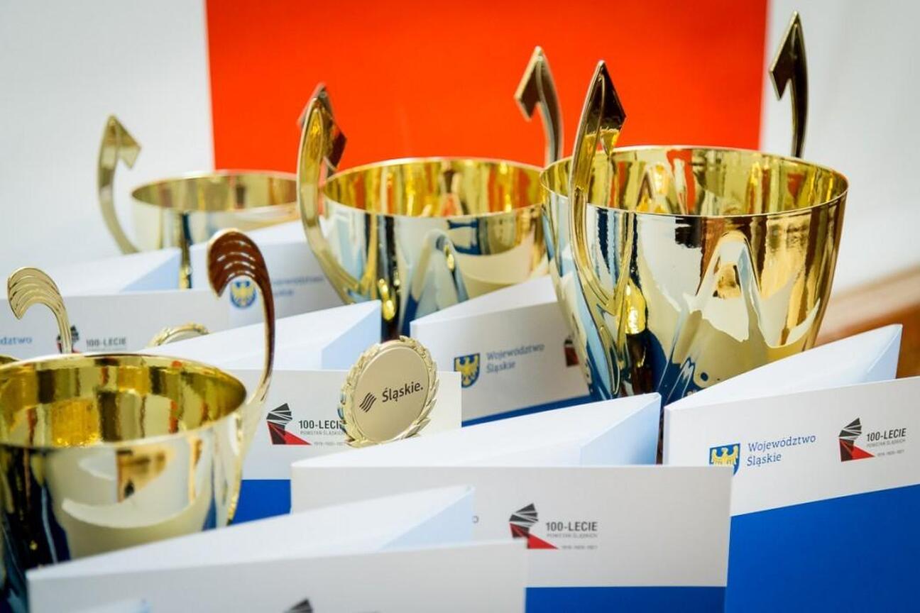 Złote trofea upamiętniające 100-lecie Województwa Śląskiego, nagrody dla sportowców. (wygenerowano przez AI)
