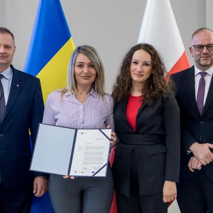 Członkowie Zarządu Województwa Śląskiego podczas ceremonii związanych z Rozwojem Lokalnym Kierowanym przez Społeczność. (wygenerowano przez AI)